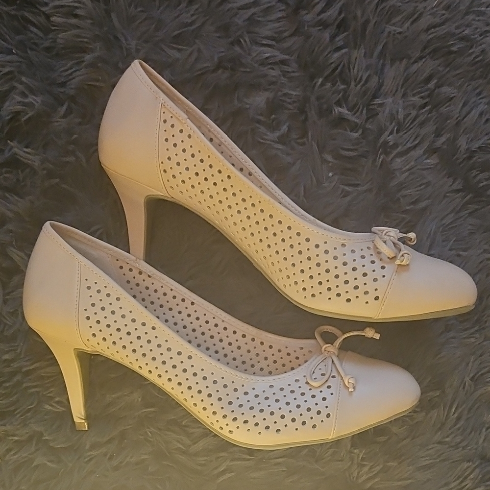 Comfort Plus by Predictions Cream Perforated Heels